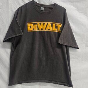 DeWalt Brand Carrier Men’s Short Sleeve T-Shirt Grey Yellow Logo Size XL
